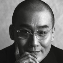 兴奋的年轻妈妈